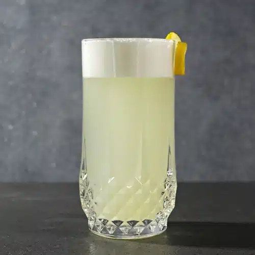 Gin Fizz with egg white foam