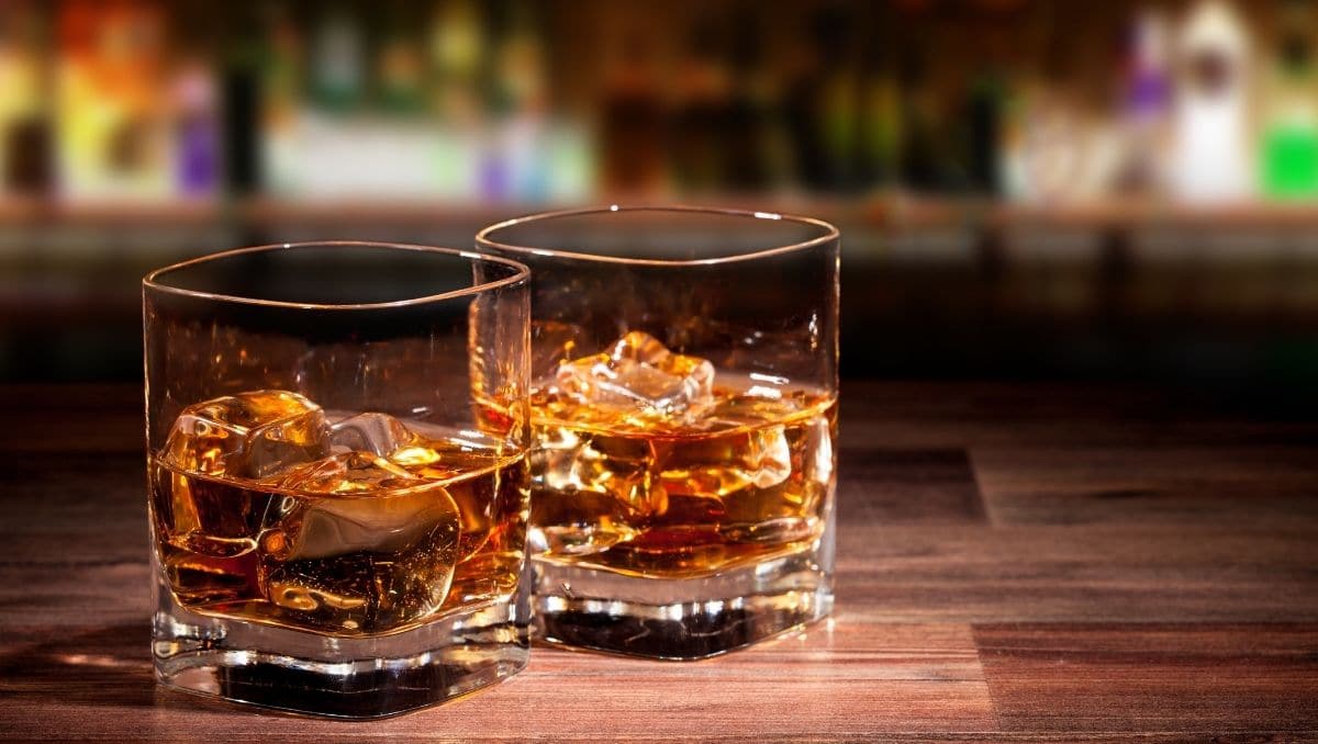 Non-alcoholic whiskey in glass on table