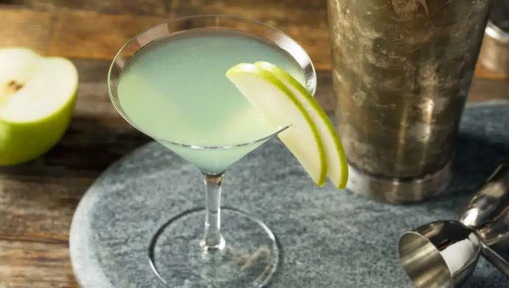 Appletini cocktail with apple slices