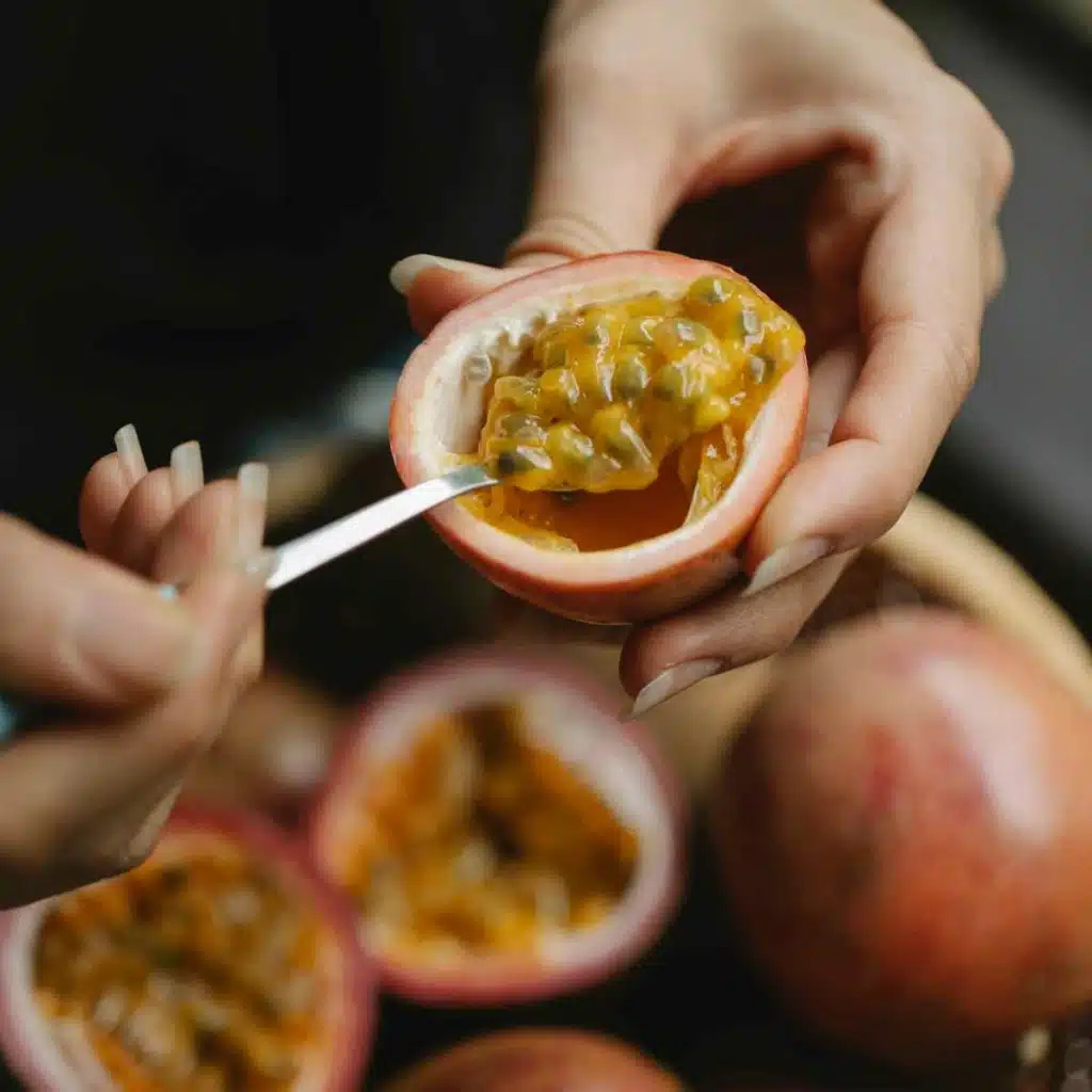 Passion fruit pulp extraction with spoon