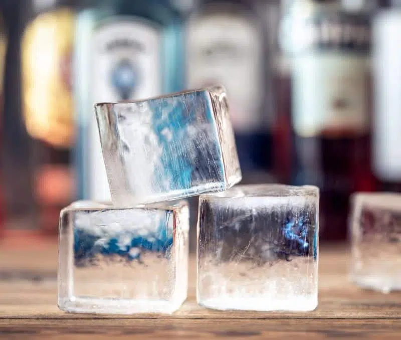 Large ice cubes for cocktails