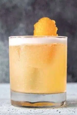 Stone sour cocktail