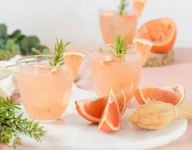 Grapefruit and gin drink with fresh grapefruit 